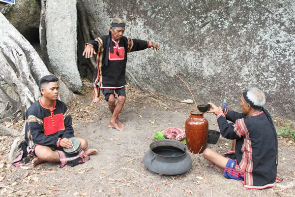 Worshiping ceremony to pray for rain under Chu Tao Yang god mountain, Chu A Thai commune. Photo: Vu Chi
