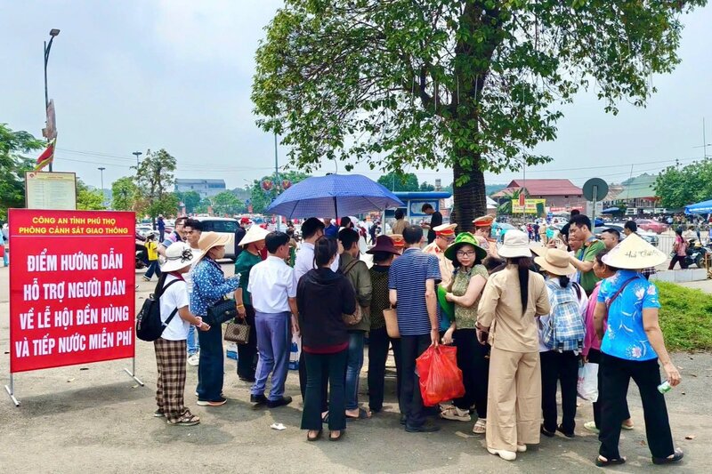 Tại các điểm này, cán bộ, chiến sĩ trực tiếp trao nước, sữa miễn phí, đồng thời hướng dẫn, hỗ trợ người dân di chuyển an toàn.