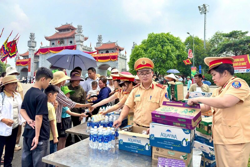 Điểm cấp phát tại cổng chính vào trung tâm Lễ hội Đền Hùng. Ảnh: CACC
