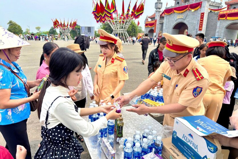フートー省交通警察は、フン寺院への巡礼者に水、牛乳、お茶を無料で配布しています。写真:CACC