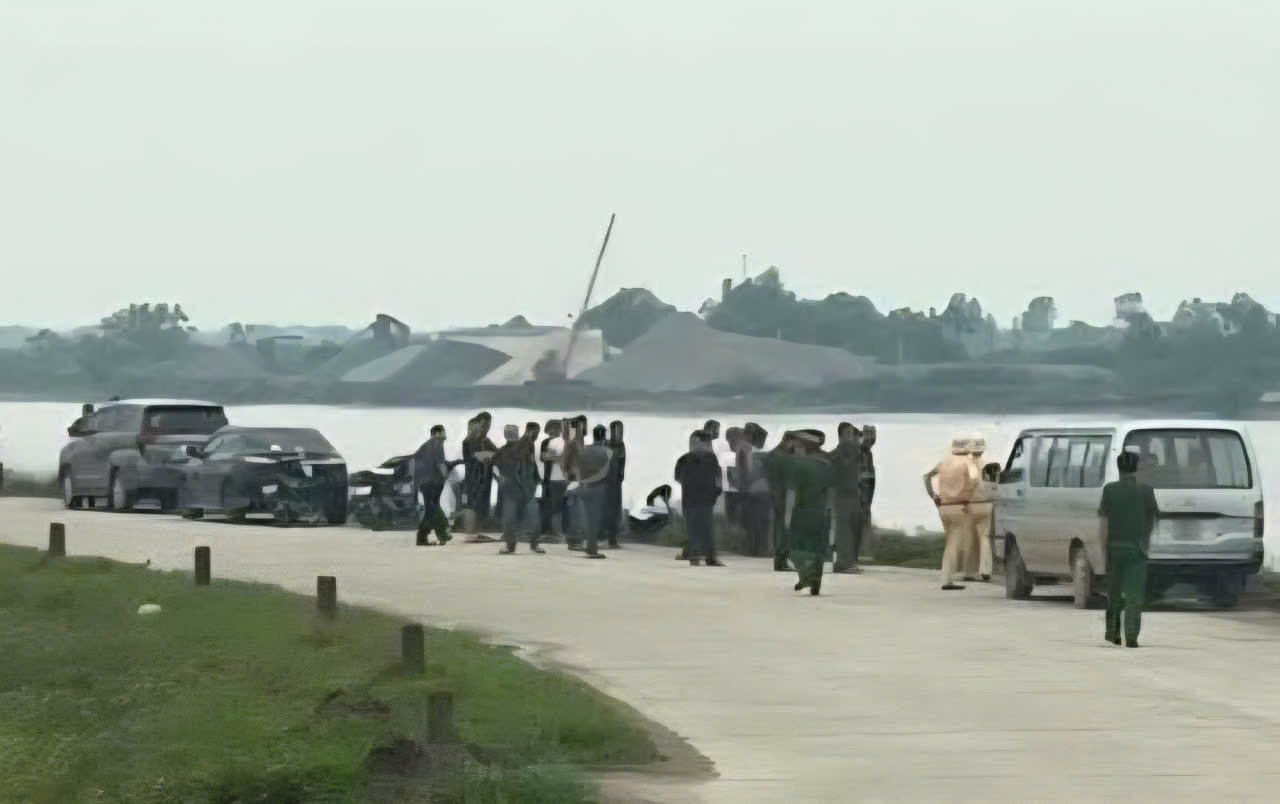 The scene where Mr. H's body was discovered at the foot of the right dike of the Day River, passing through Khanh Thien commune, Ninh Binh province. Photo: Dieu Anh