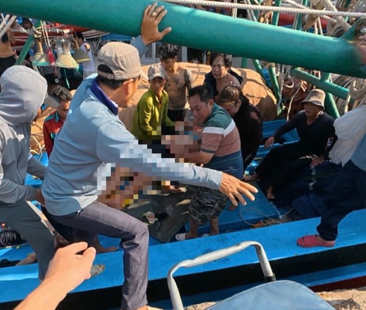 Nạn nhân ngạt khí được đưa ra khỏi hầm tàu cá. Ảnh: Duy Tuấn 