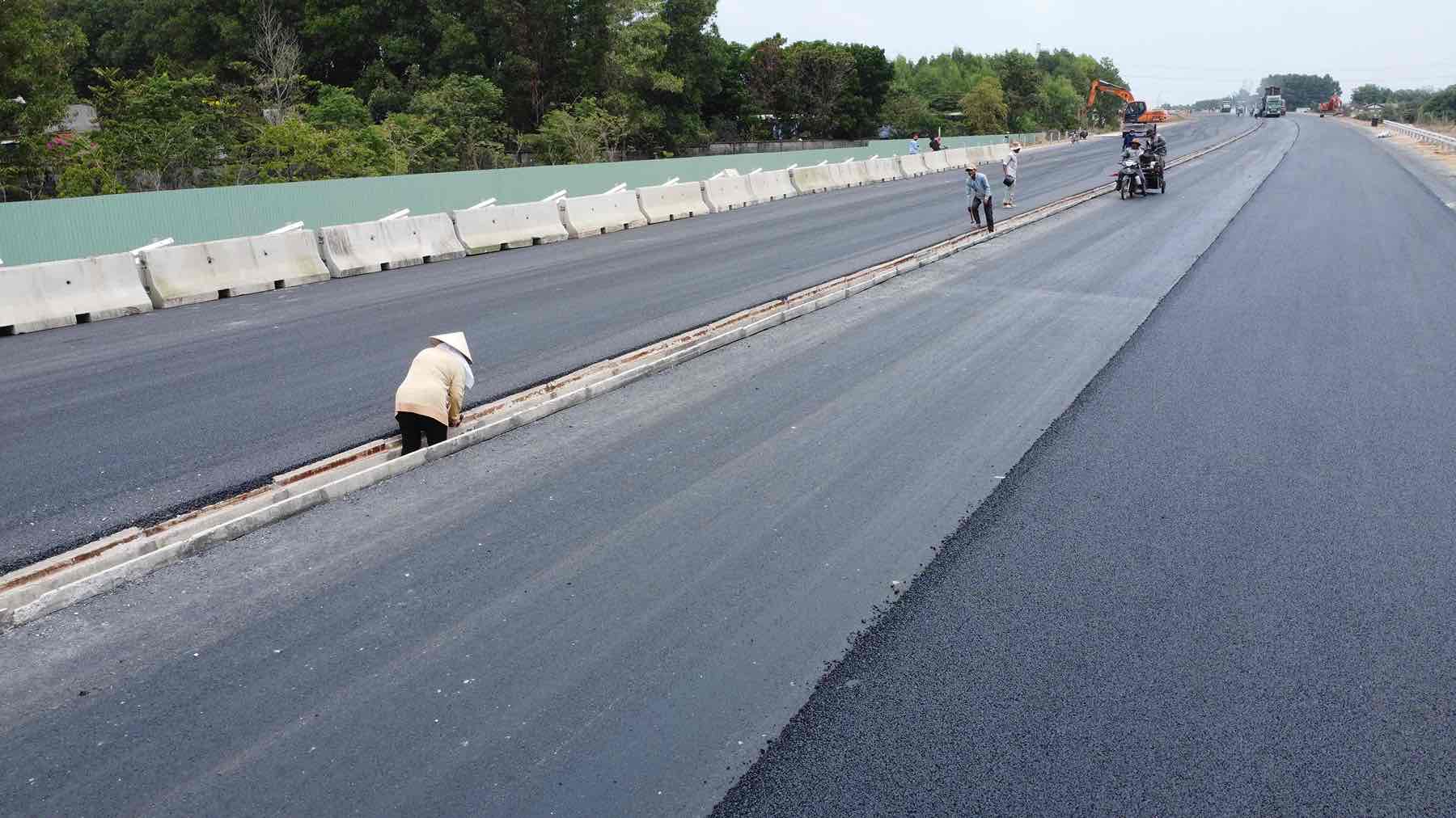 Thi công dải phân cách đang được thi công gấp rút. Ảnh: HAC