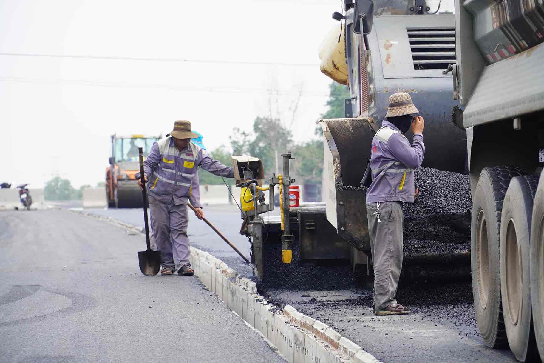 Nhà thầu tranh thủ thảm nhựa lúc điều kiện thuận lợi. Ảnh: HAC