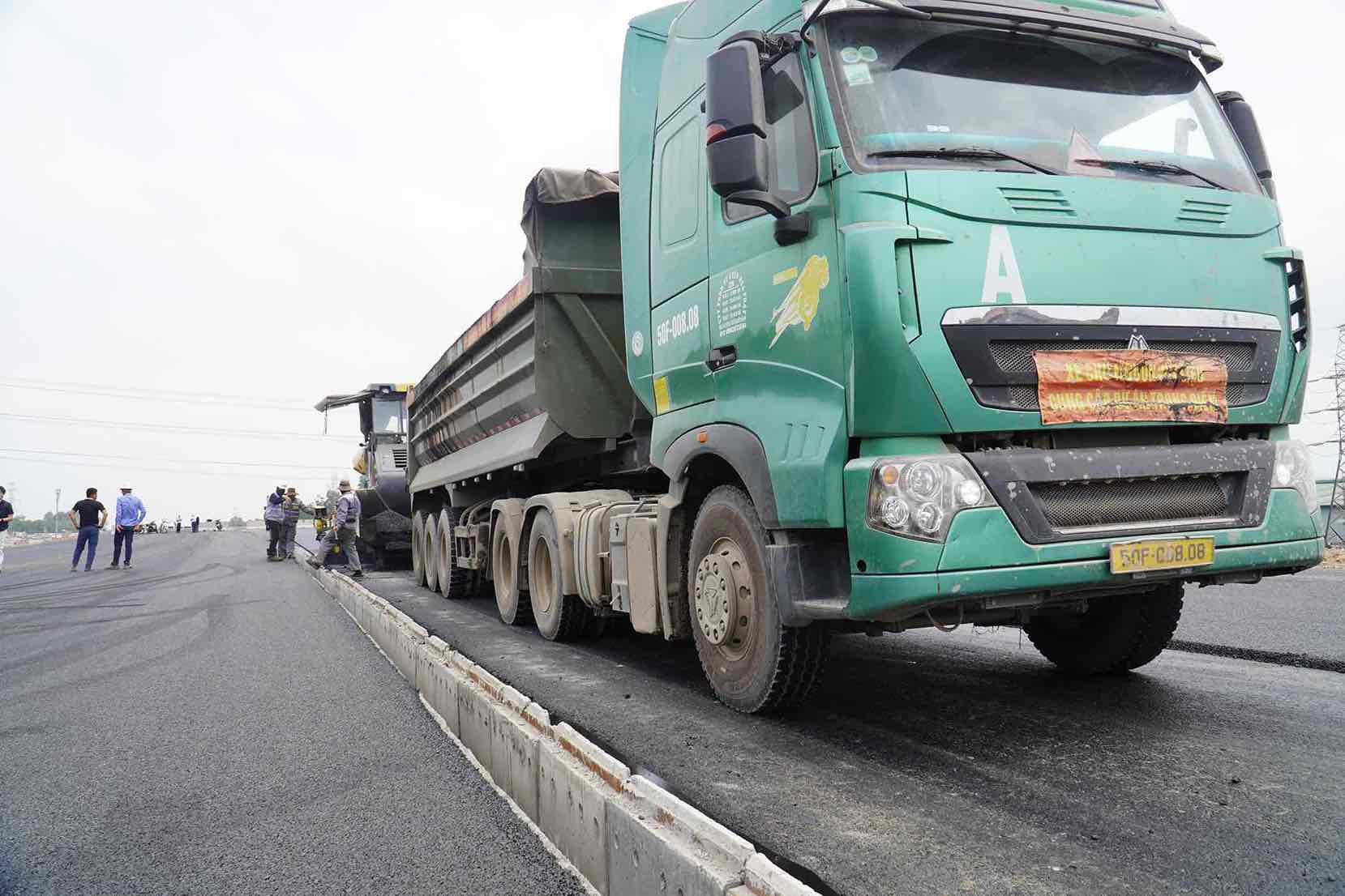 Việc thi công diễn ra khẩn trương. Ảnh: HAC