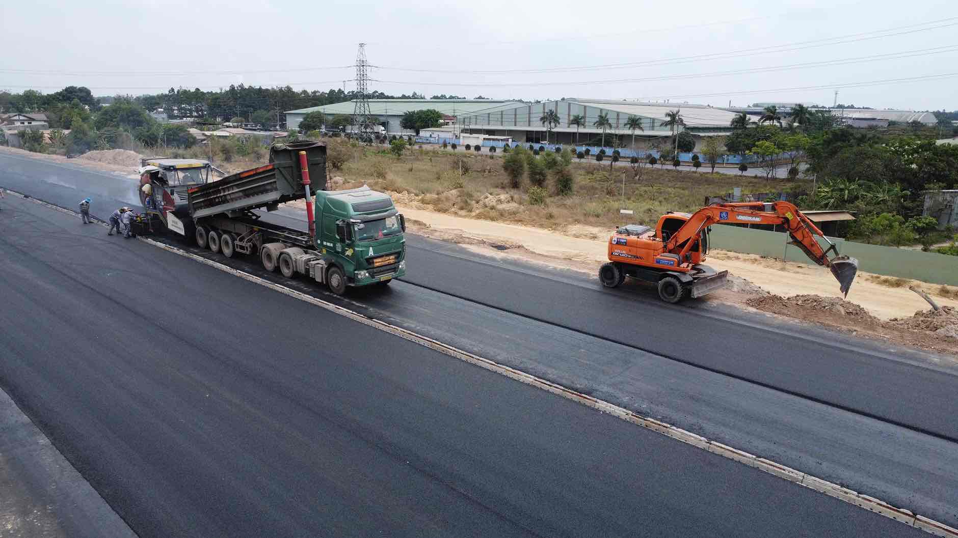 Việc thảm nhựa được nhà thầu tiến hành thảm nhiều lớp, đảm bảo tiêu chuẩn chất lượng. Ảnh: HAC