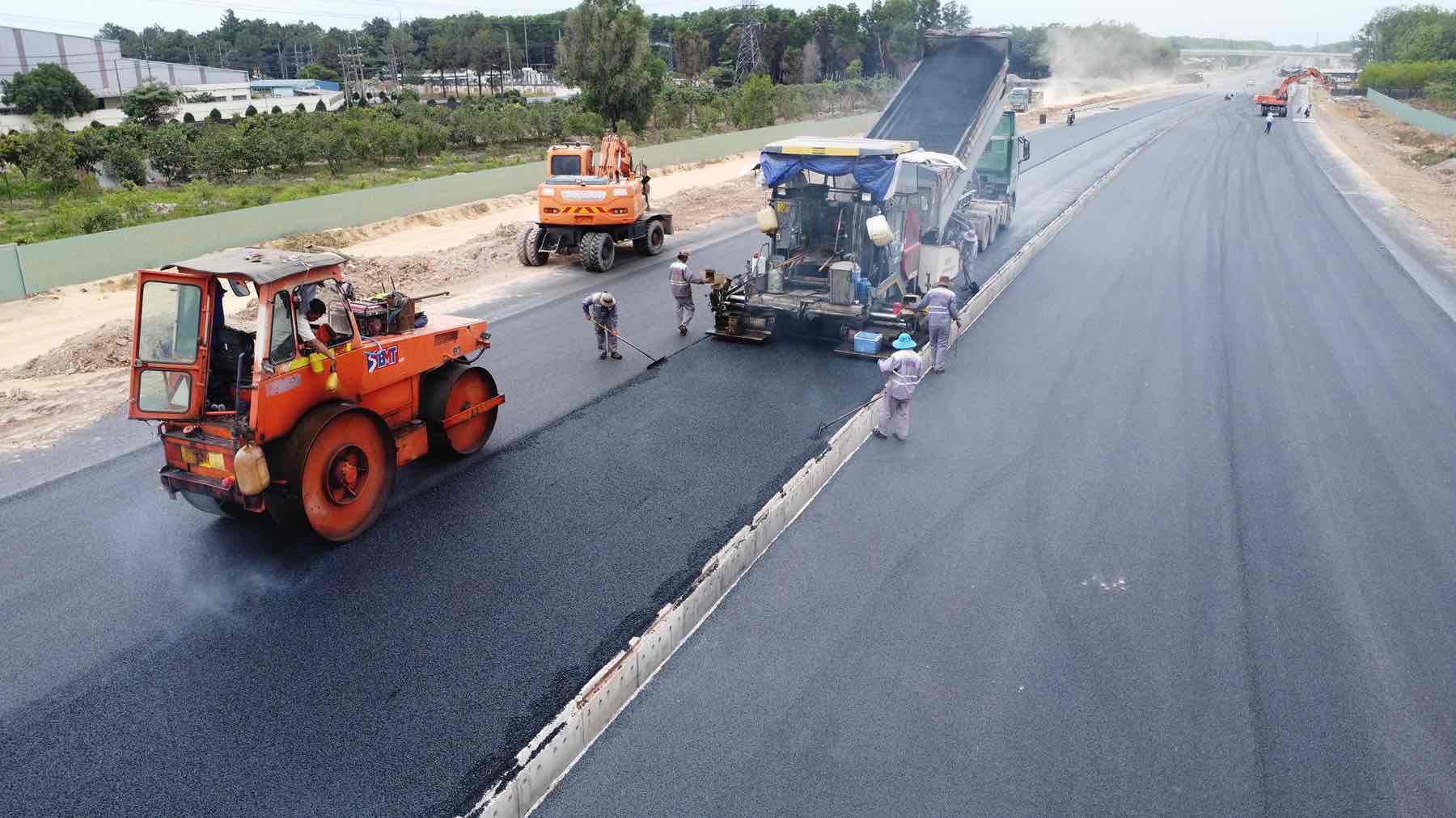 ビエンホア-ブンタウ高速道路コンポーネントプロジェクト1のパッケージ18のアスファルト舗装。写真:HAC