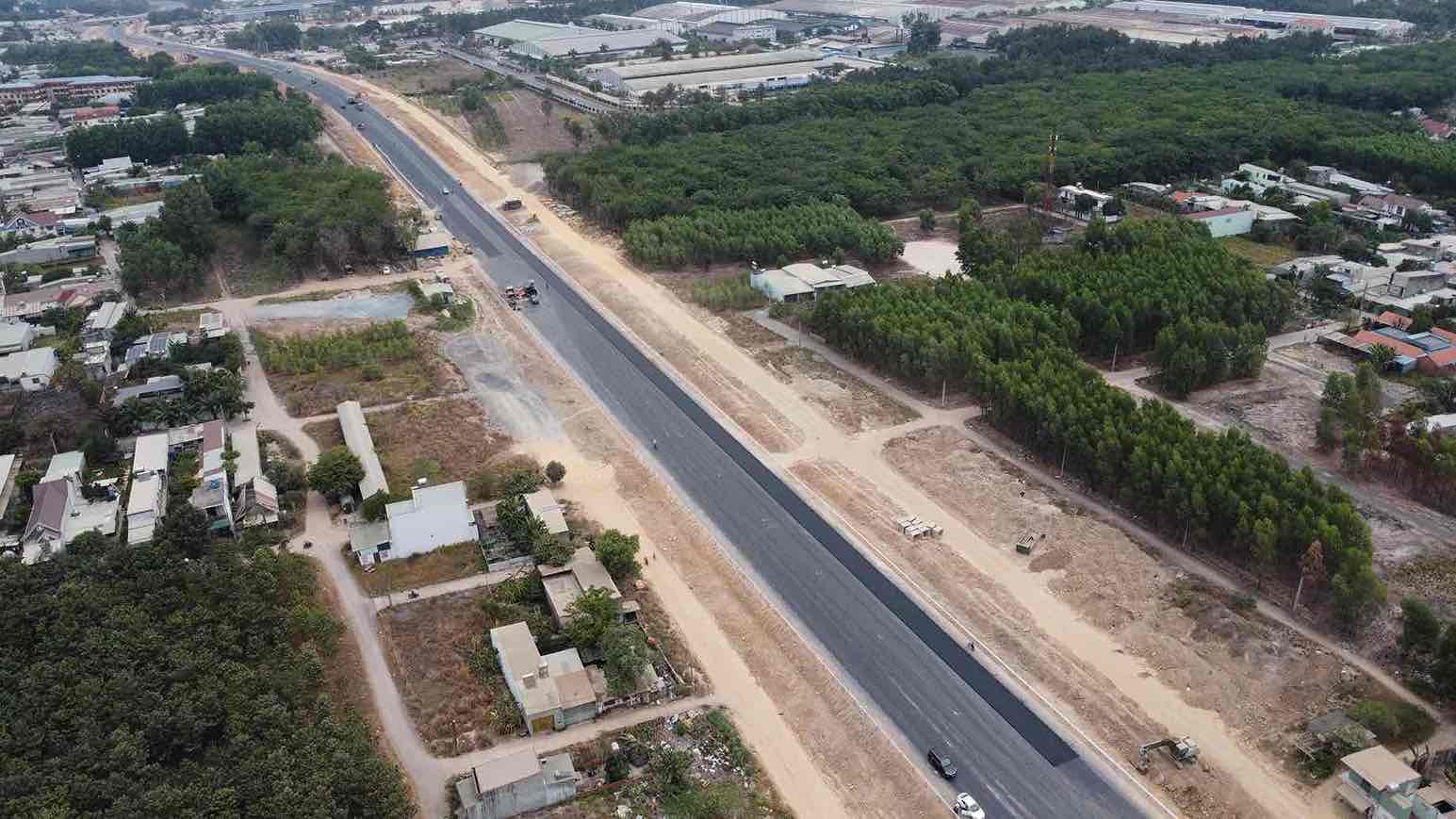 Gói thầu số 18, dự án thành phần 1 cao tốc Biên Hòa - Vũng Tàu đang thảm nhựa. Ảnh: HAC