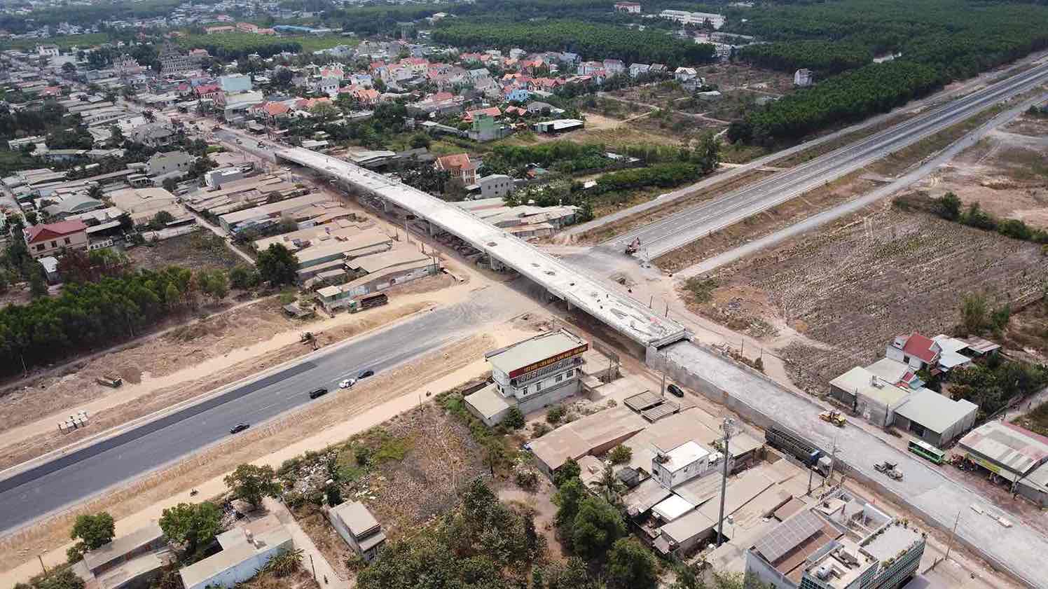 Hạng mục cầu vượt đường Phùng Hưng đang được khẩn trương thi công. Ảnh: HAC