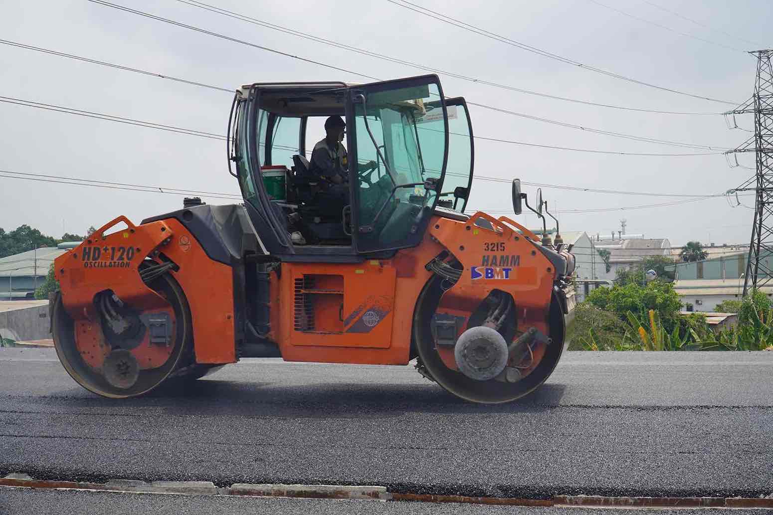 Máy móc được huy động tối đa. Ảnh: HAC