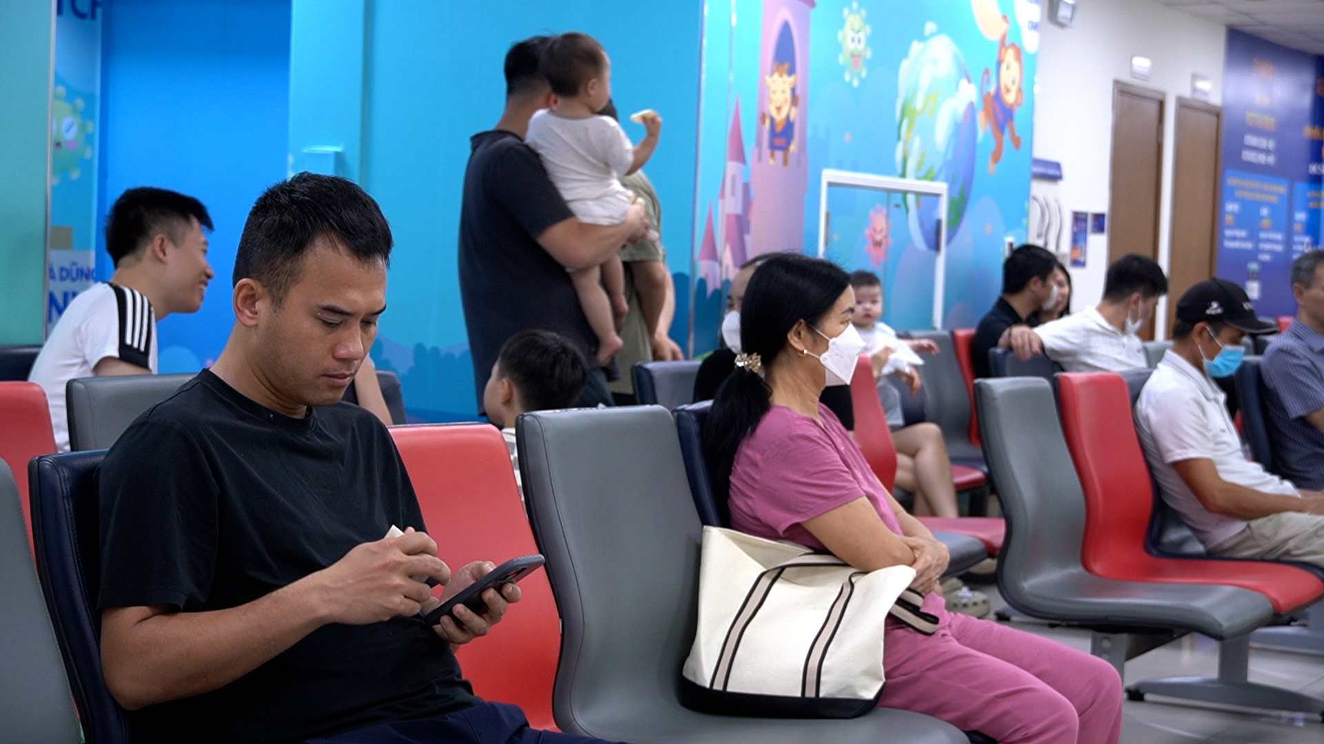 Nhiều người dân chủ động đến các đơn vị tiêm chủng để tiêm vaccine phòng dại. Ảnh: Phương Anh