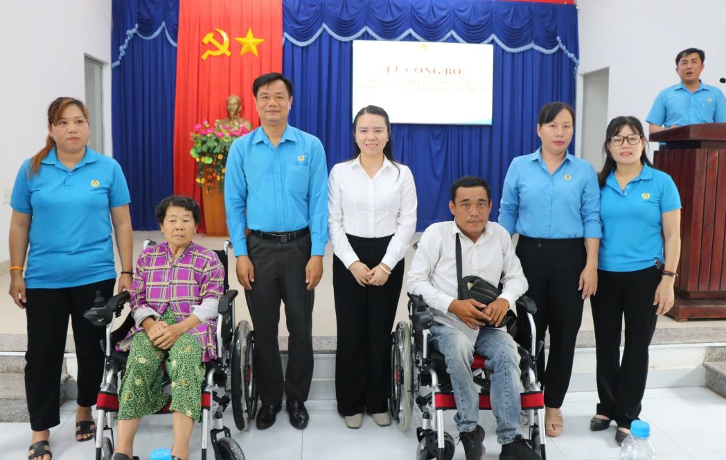 Hai đoàn viên khuyết tật được hỗ trợ xe lăn. Ảnh: Công đoàn cung cấp