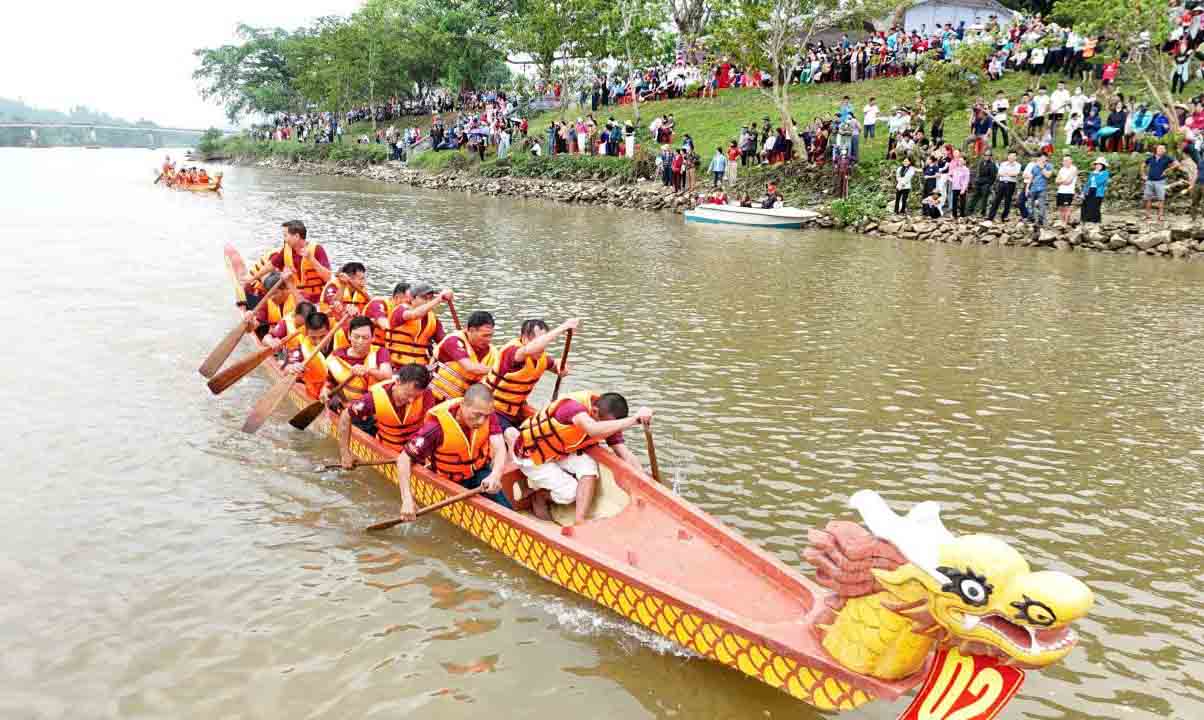 Thousands of people cheer for boat racing in Tu My commune. Photo: Bich Huong
