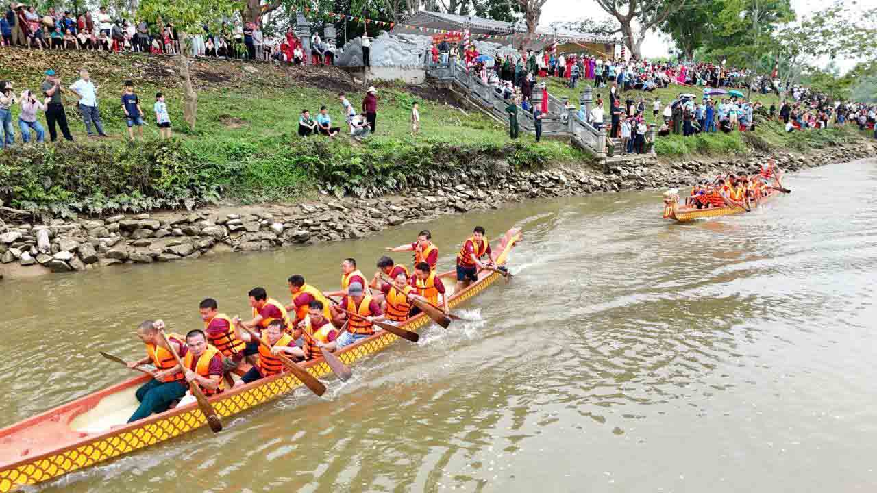Các đội đua bứt tốc về đích. Ảnh: Bích Hường