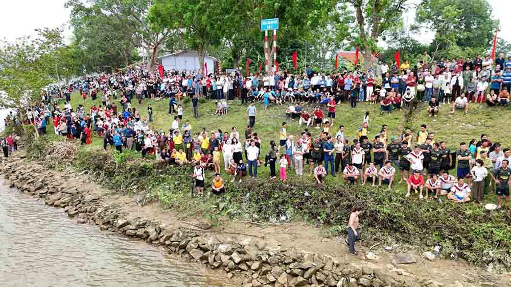 Rất đông người dân cổ vũ đua thuyền. Ảnh: Bích Hường