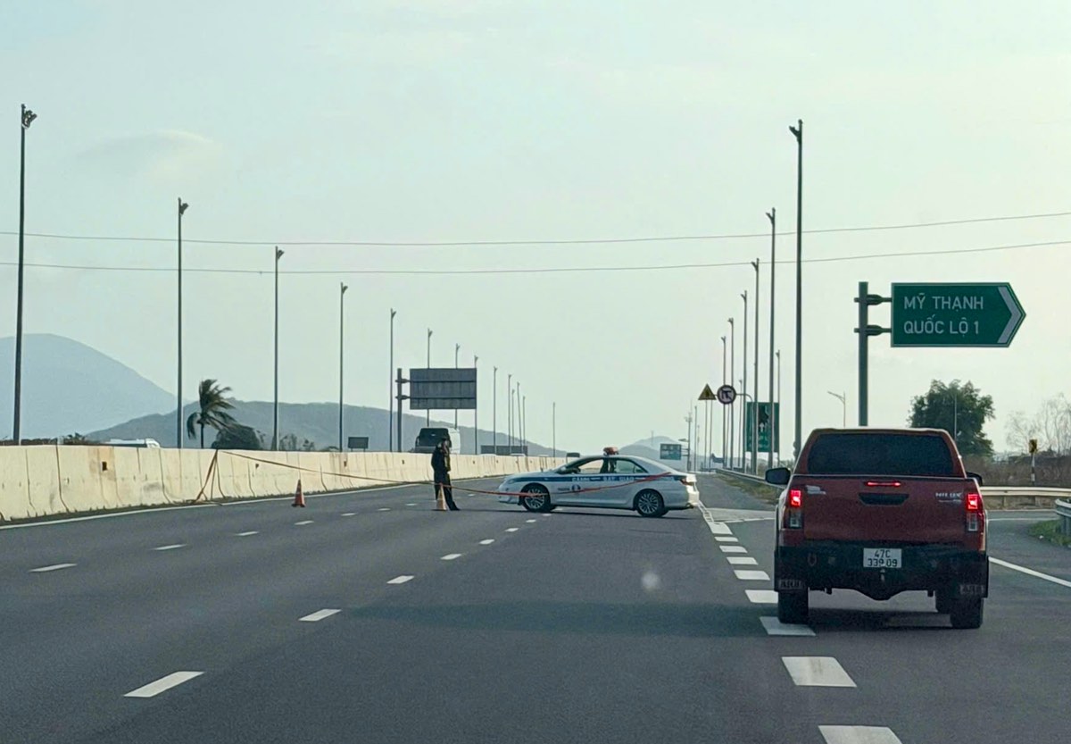 Cảnh sát Giao thông tạm đóng đường tại km0 cao tốc Phan Thiết - Dầu Giây hướng Bắc - Nam. Ảnh: Phạm Duy 