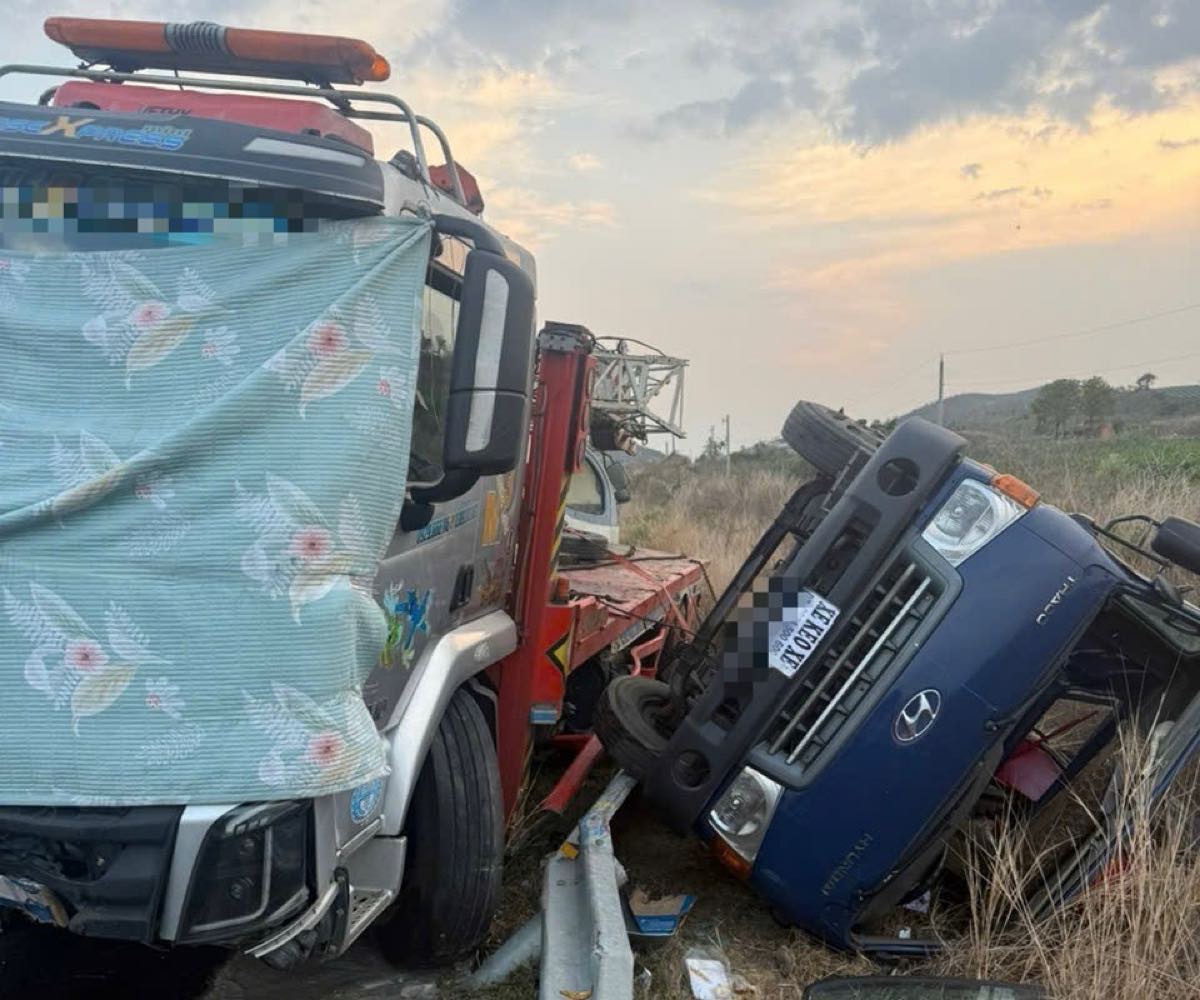 Xe tải trên sàn xe cứu hộ lọt xuống lề đường cao tốc. Ảnh: Duy Tuấn 