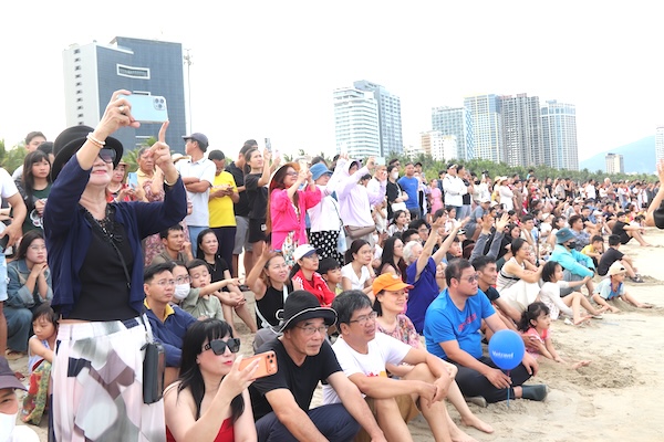 Đông đủ du khác đổ về Đà Nẵng để xem các hoạt động biển. Ảnh: Nguyễn Linh