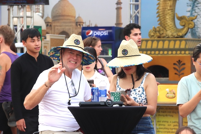 Du khách nước ngoài tại biển Đà Nẵng. Ảnh: Nguyễn Linh