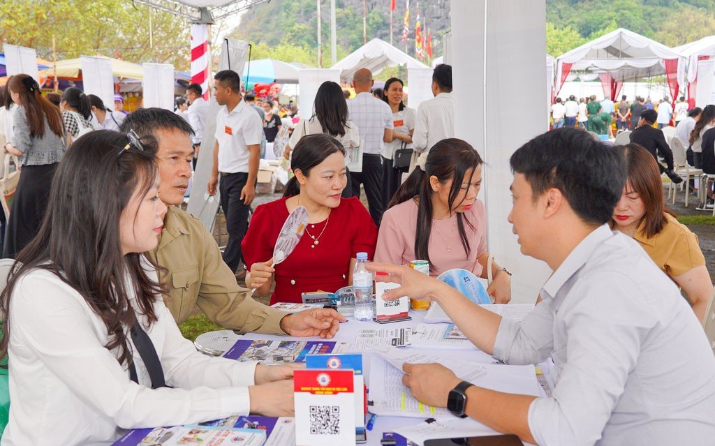 Người lao động tìm hiểu thông tin về thị trường lao động và các vị trí việc làm tại phiên giao dịch. Ảnh: Diệu Anh