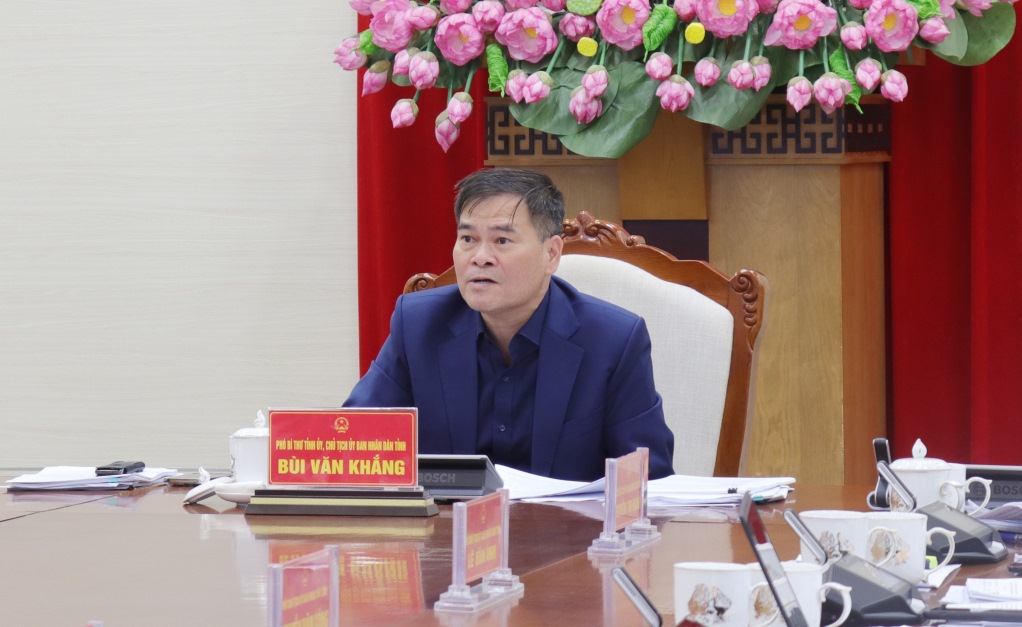 Ông Bùi Văn Khắng - Phó Bí thư Tỉnh ủy, Bí thư Đảng ủy UBND tỉnh, Chủ tịch UBND tỉnh Quảng Ninh - phát biểu tại cuộc họp. Ảnh: Cao Quỳnh