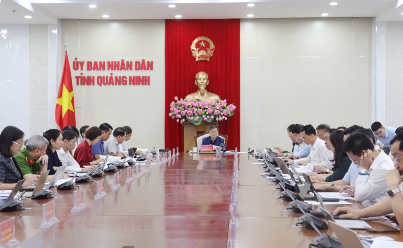 Quang Ninh Provincial People's Committee meets to listen to the report on the implementation of Conclusion No. 210-KL/TW (dated November 12, 2025) of the 13th Party Central Committee on continuing to build and complete the organizational structure of the political system. Photo: Cao Quynh