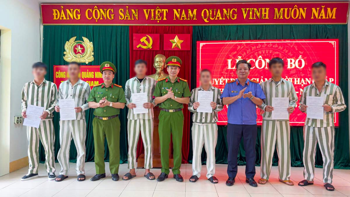 Công an Quảng Ninh công bố quyết định giảm án cho 31 phạm nhân đợt II năm 2026. Ảnh: Công an Quảng Ninh
