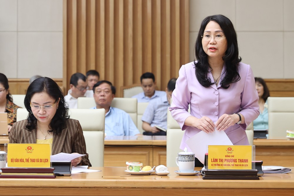Bộ trưởng Bộ Văn hóa, Thể thao và Du lịch Lâm Thị Phương Thanh báo cáo tại cuộc họp. Ảnh: VGP