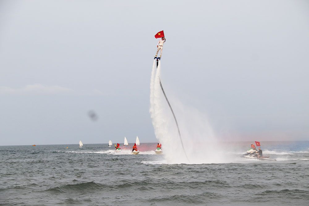 Các hoạt động du lịch biển thu hút người dân và du khách dịp lễ. Ảnh: Trần Thi