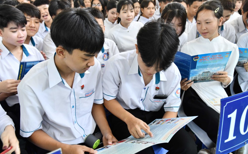 Học sinh Trường Trung học phổ thông Gò Quao xem thông tin tuyển sinh vào các trường thuộc Quân chủng Hải quân. Ảnh: BTL V5HQ