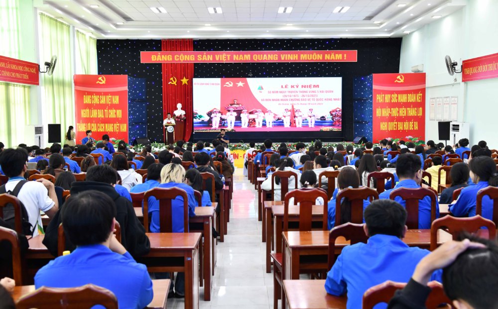 Quang cảnh buổi tuyên truyền biển đảo tại Trường Đại học An Giang. Ảnh: BTL V5HQ