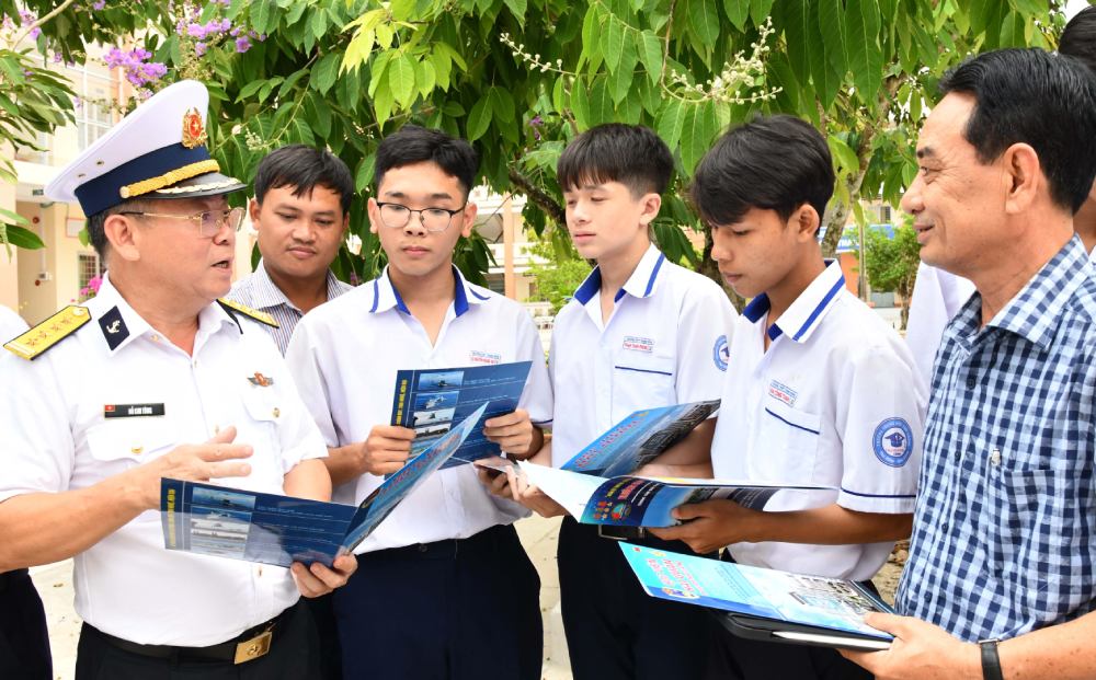 Colonel Do Kim Tung, Political Commissar of Regiment 551 (Command of Naval Region 5) introduces the admission registration process to the Naval Academy and Naval Technical College for students of Thanh Dong High School. Photo: Command V5HQ
