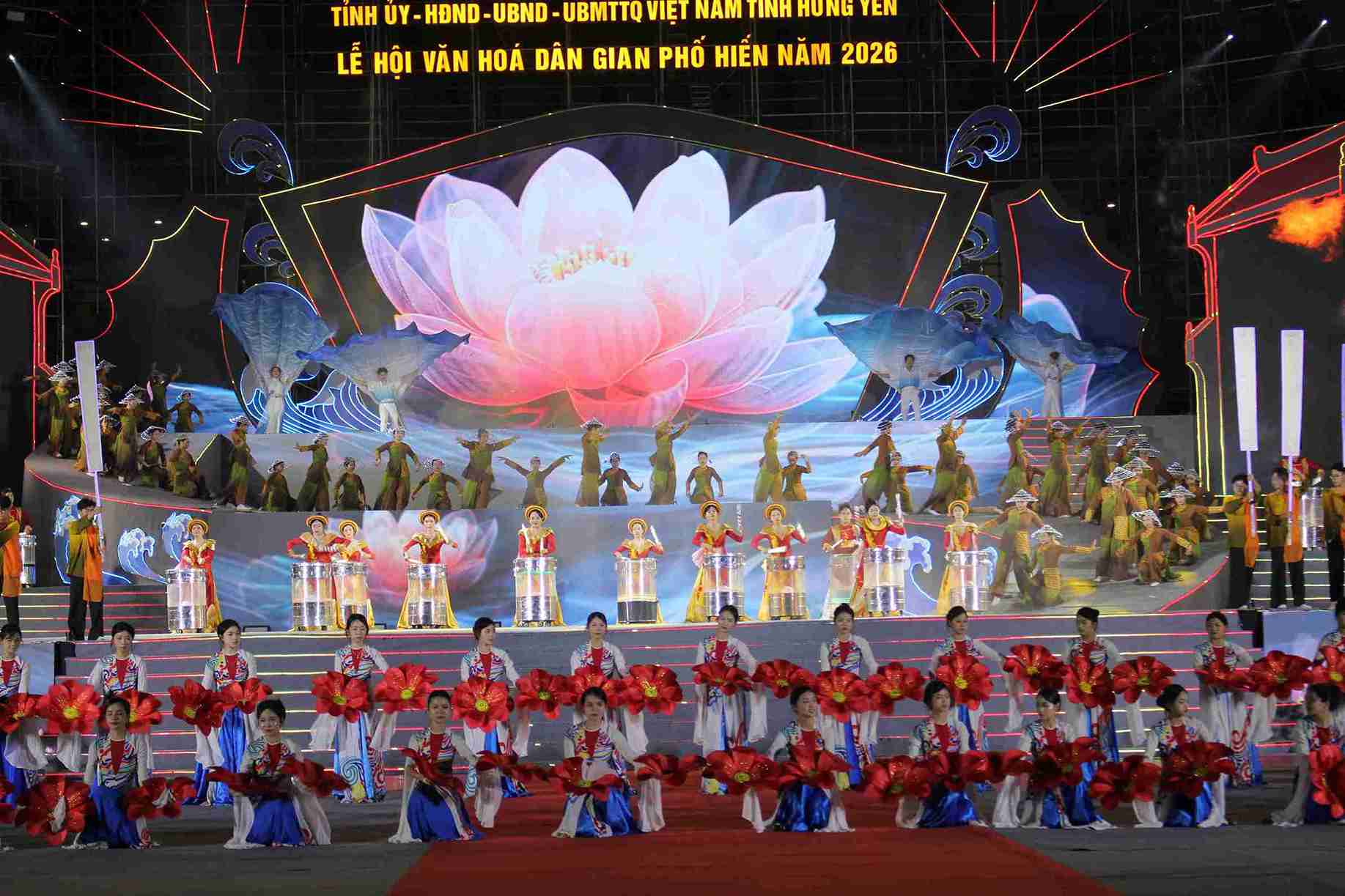 Artists and actors participate in performances in a special art program. Photo: Mai Huong