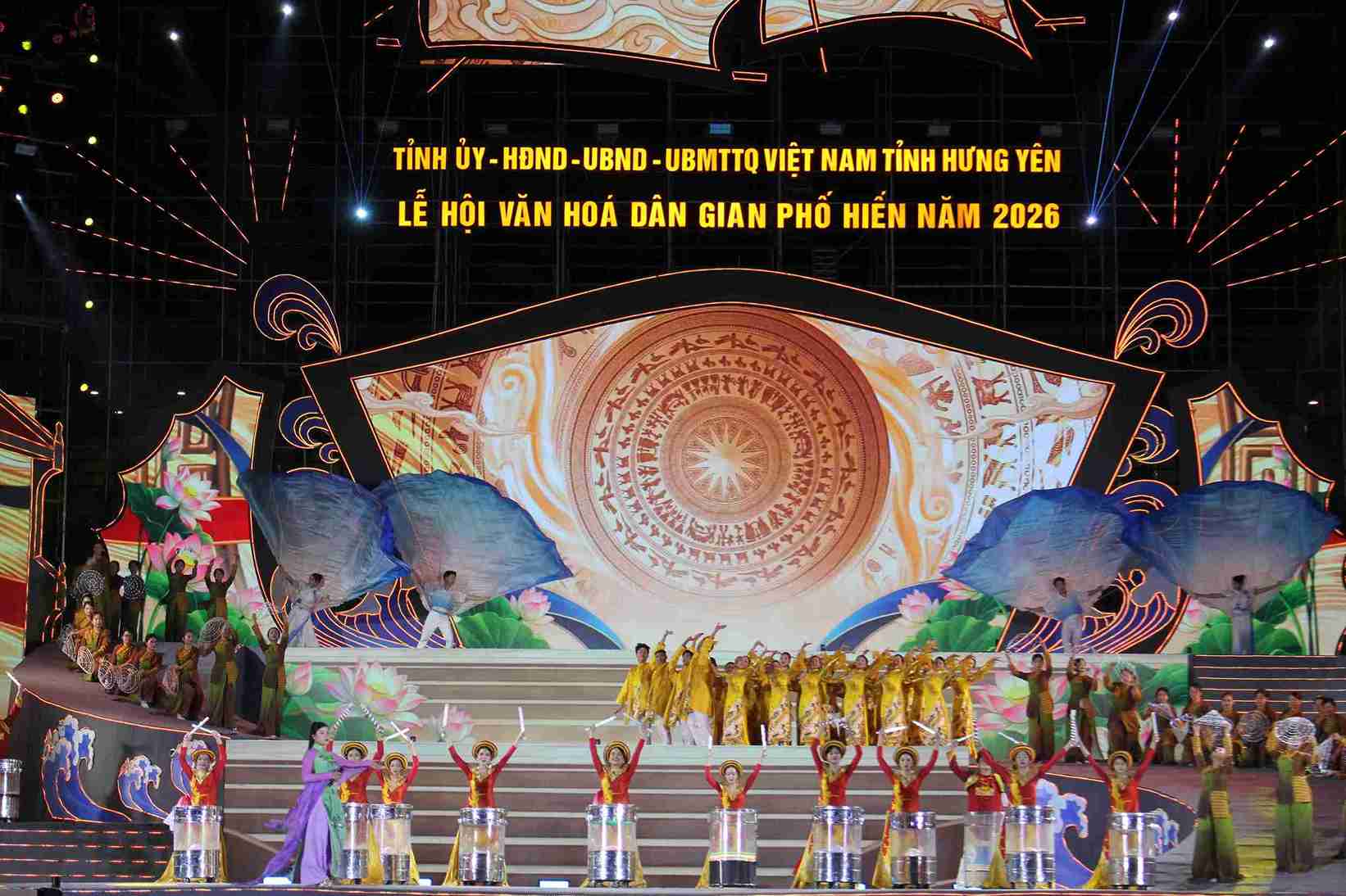 Không gian sân khấu rực rỡ ánh sáng trong đêm khai mạc lễ hội. Ảnh: Mai Hương