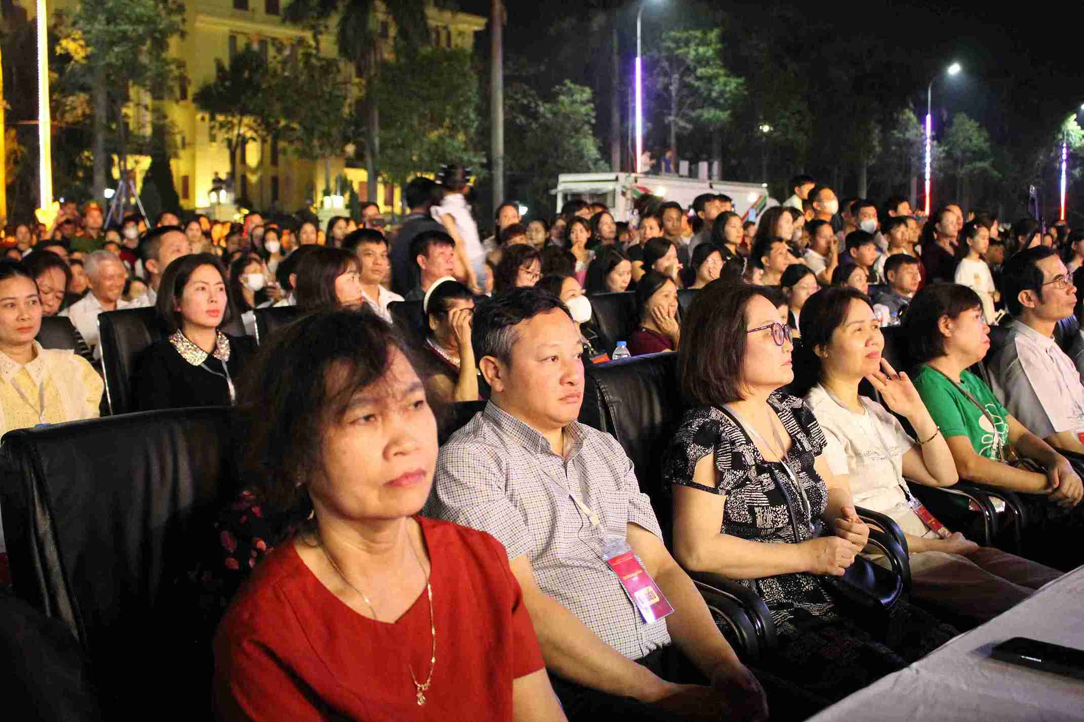 Hàng nghìn khán giả theo dõi chương trình trong không khí sôi động. Ảnh: Mai Hương