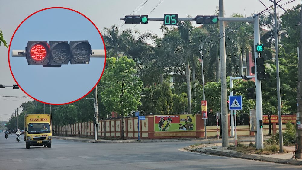 Repairing damaged traffic lights after a reflection from Lao Dong Newspaper. Photo: Nguyen Luan
