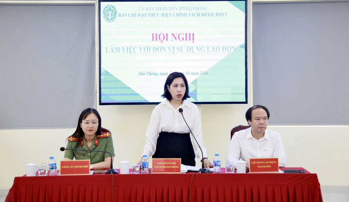 Ms. Dinh Thi Lan Huong, Deputy Director of Hai Phong City Social Insurance, spoke at the conference. Photo: Hoang Tung