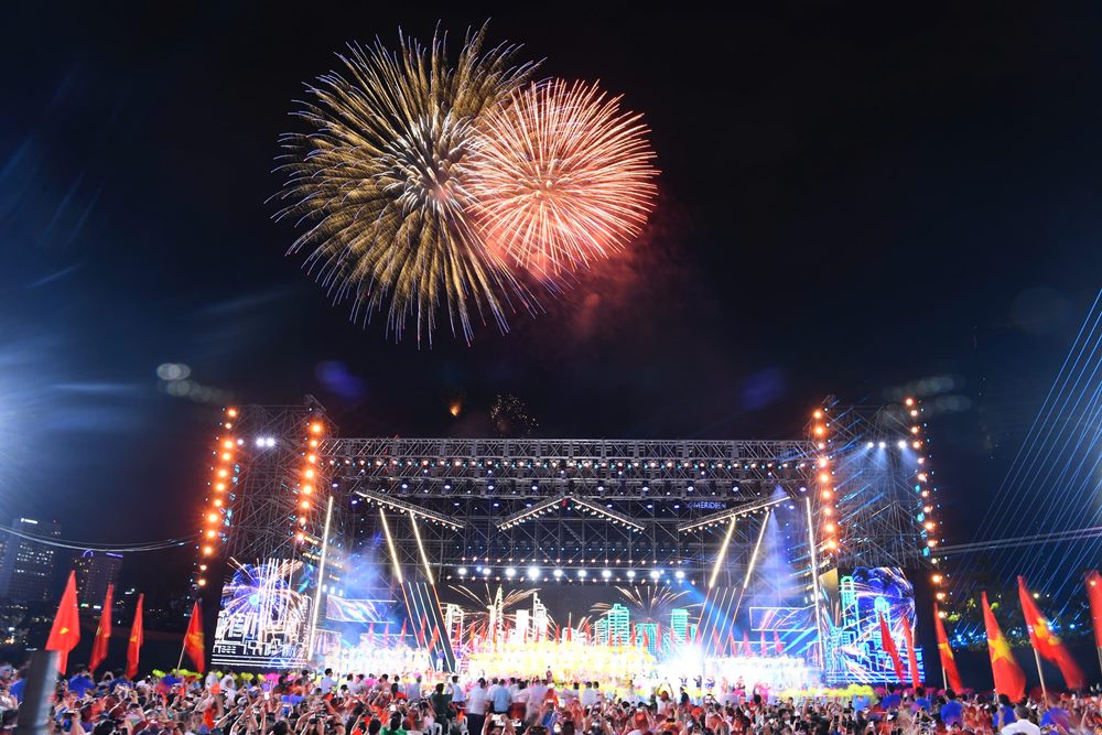 Hà Nội tổ chức bắn pháo hoa tối ngày 28.4. Ảnh: Đình Hải