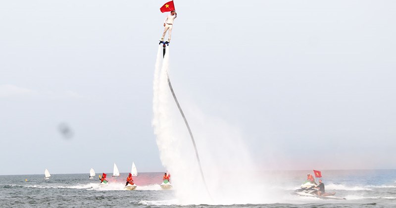 Du khách đổ về biển Đà Nẵng xem flyboard, mô tô nước