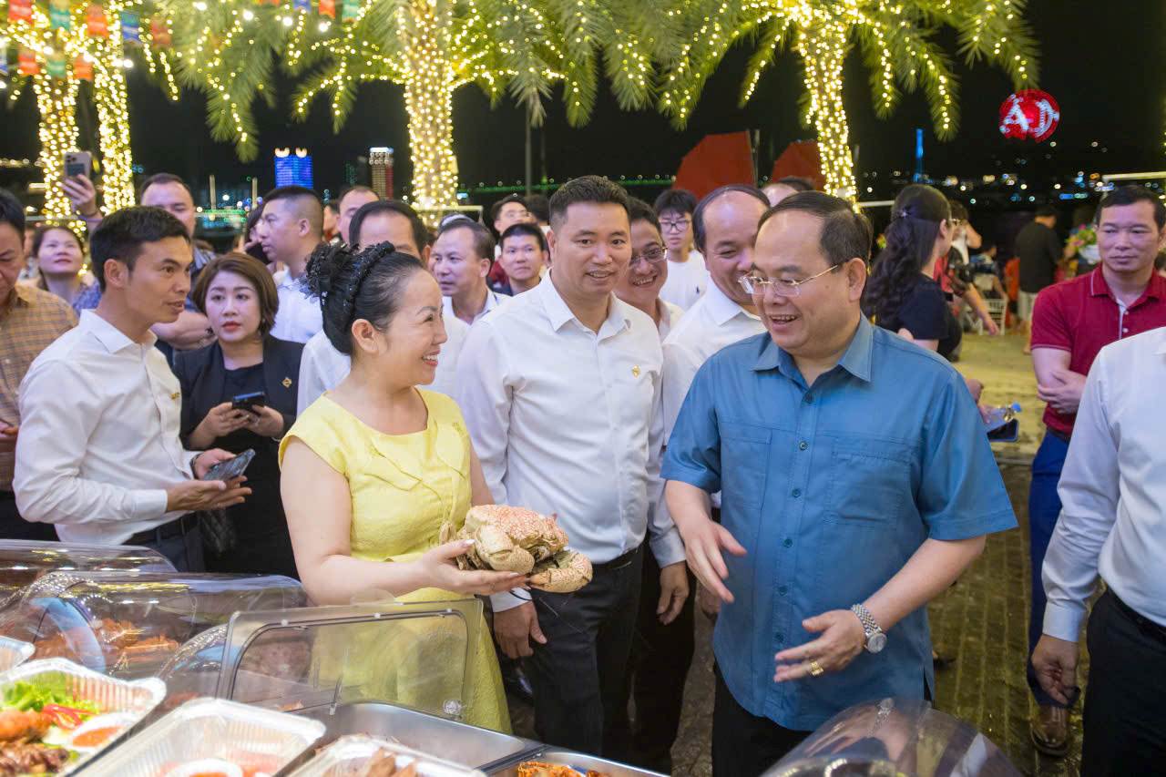 Bí thư Tỉnh ủy Quảng Ninh Quản Minh Cường dự lễ khai trương tổ hợp giải trí ẩm thực VUI-Fest Ha Long tối 25.4. Ảnh: Sungroup