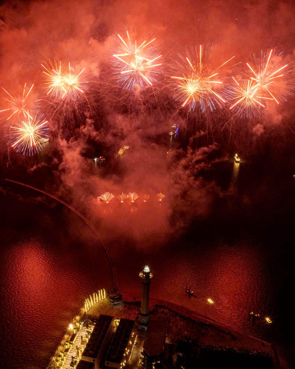 Pháo hoa rực sáng bên Ngọn Hải đăng. Ảnh: Sungroup