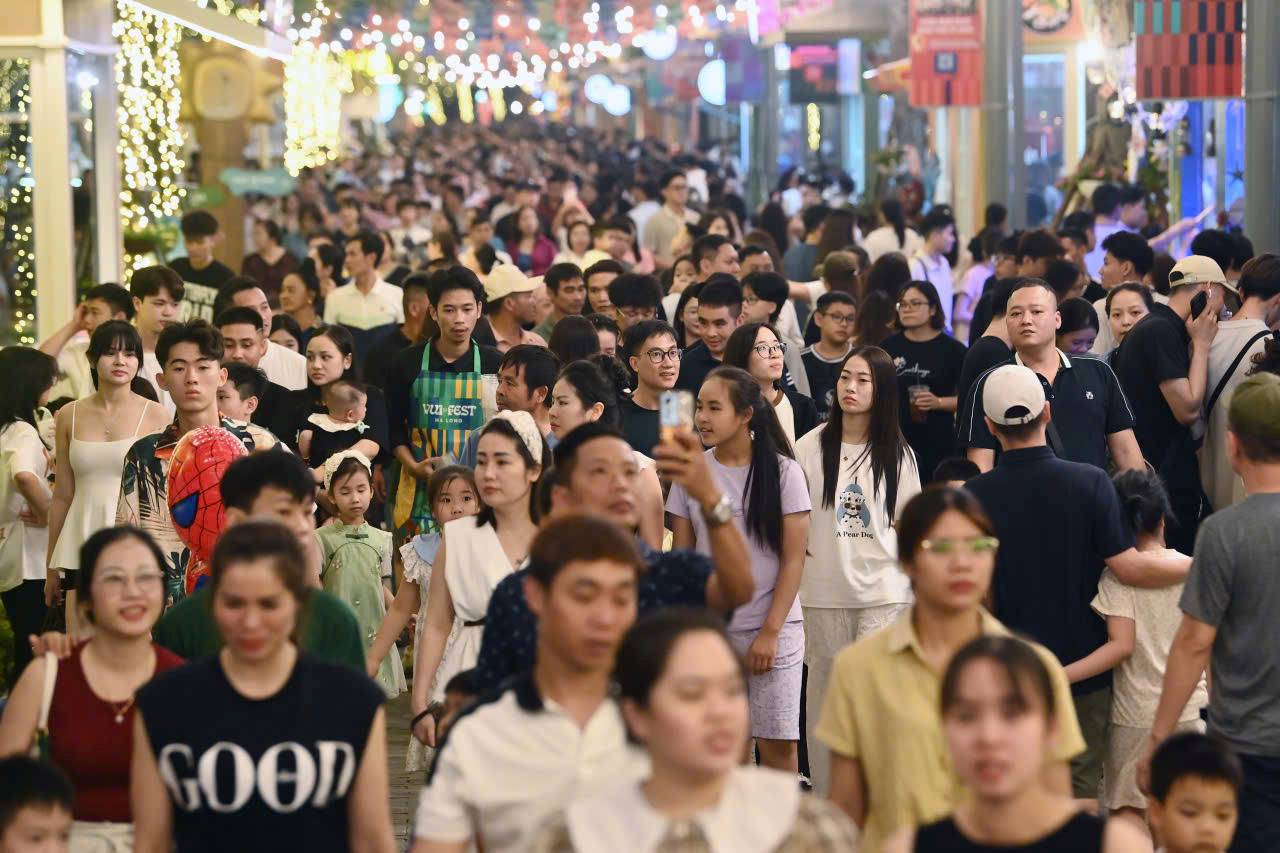 Hàng nghìn người dân và du khách tham dự lễ khai trương tổ hợp giải trí ẩm thực VUI-Fest Ha Long tối 25.4. Ảnh: Sungroup