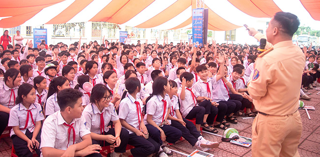 The program "Green Traffic - Safe Journey - Firm Pioneer" promotes traffic safety for students in the city. Photo: Ngoc Chau