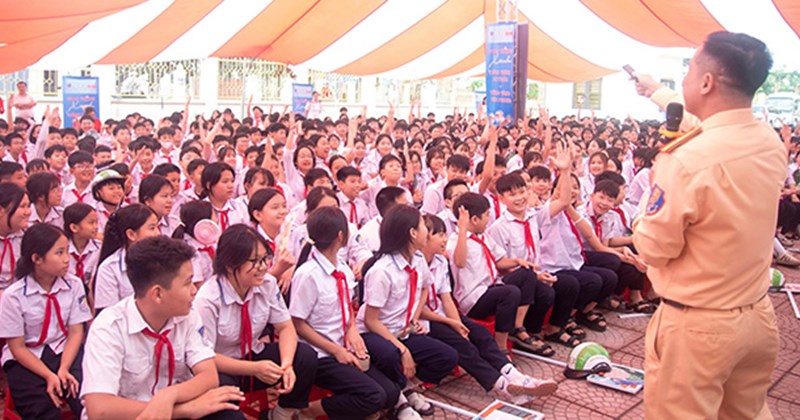 Tuyên truyền an toàn giao thông, trao mũ bảo hiểm cho người dân