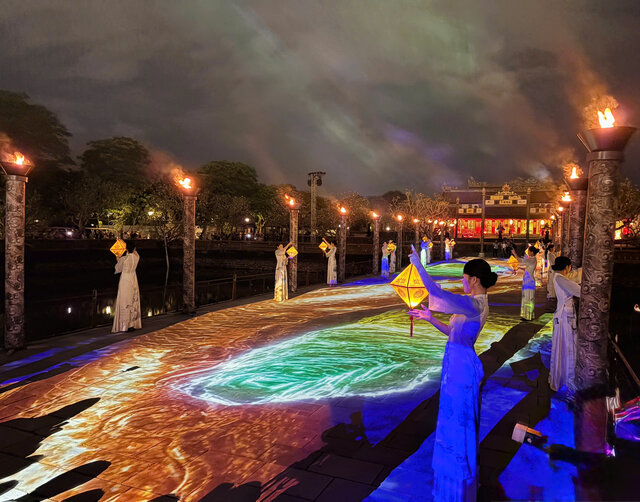 Trình diễn ánh sáng 3D mapping ngay tại cầu Trung đạo (Kinh thành Huế). Ảnh: Khánh Linh