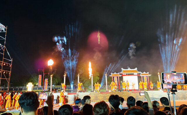 Lễ xuất quân - thao diễn binh lính thời Nguyễn mở ra một không gian trang trọng. Ảnh: Khánh Linh