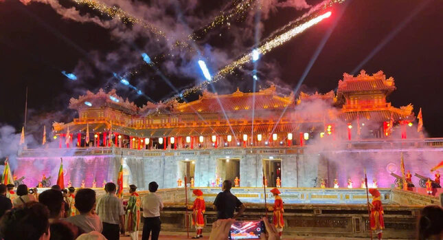 Nghi thức đổi gác mở cửa Hoàng cung mở màn sự kiện. Ảnh: Khánh Linh