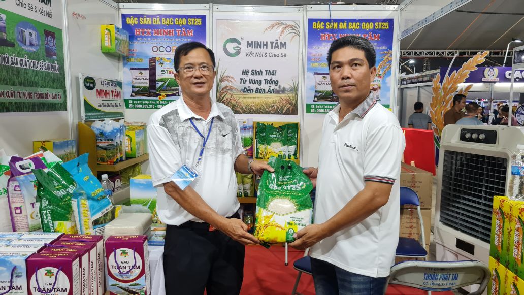 Có 40 gian hàng là mặt hàng gạo chất lượng đến từ các tỉnh Đồng bằng sông Cửu Long tham gia triển lãm tại Tuần lễ. Ảnh: Nhật Hồ.