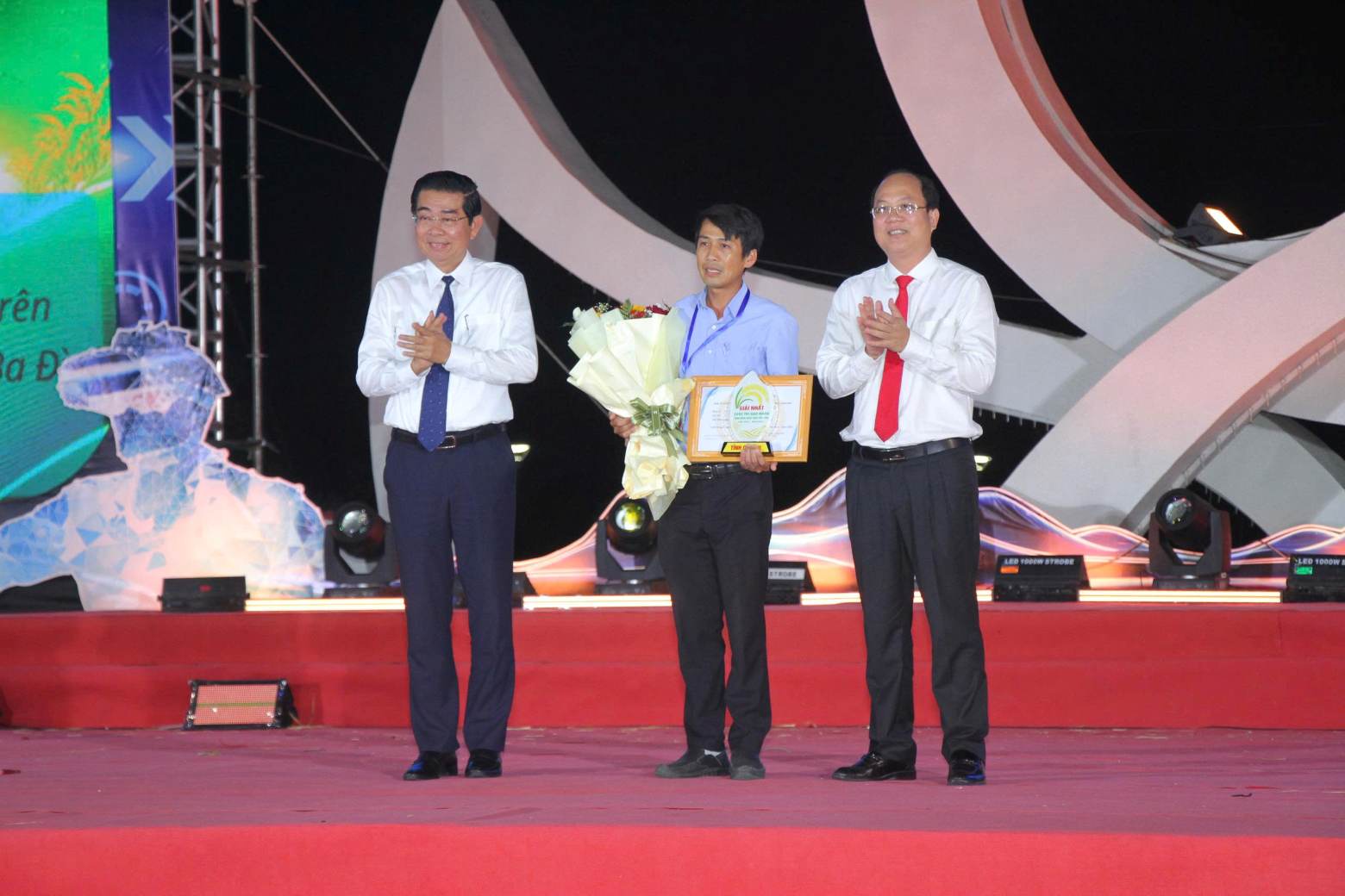 Trao giải Nhất cho HTX Nông nghiệp Tổng hợp Ba Đình, xã Vĩnh Lộc, Cà Mau. Ảnh: Nhật Hồ.