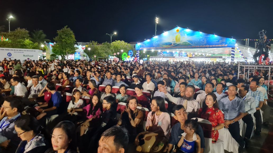 Rất đông người dân đến tham dự lễ khai mạc Tuần lễ Khoa học, Công nghệ - Văn hóa, Du lịch và cuộc thi Gạo ngon Đồng bằng sông Cửu Long lần thứ I năm 2026. Ảnh: Nhật Hồ.